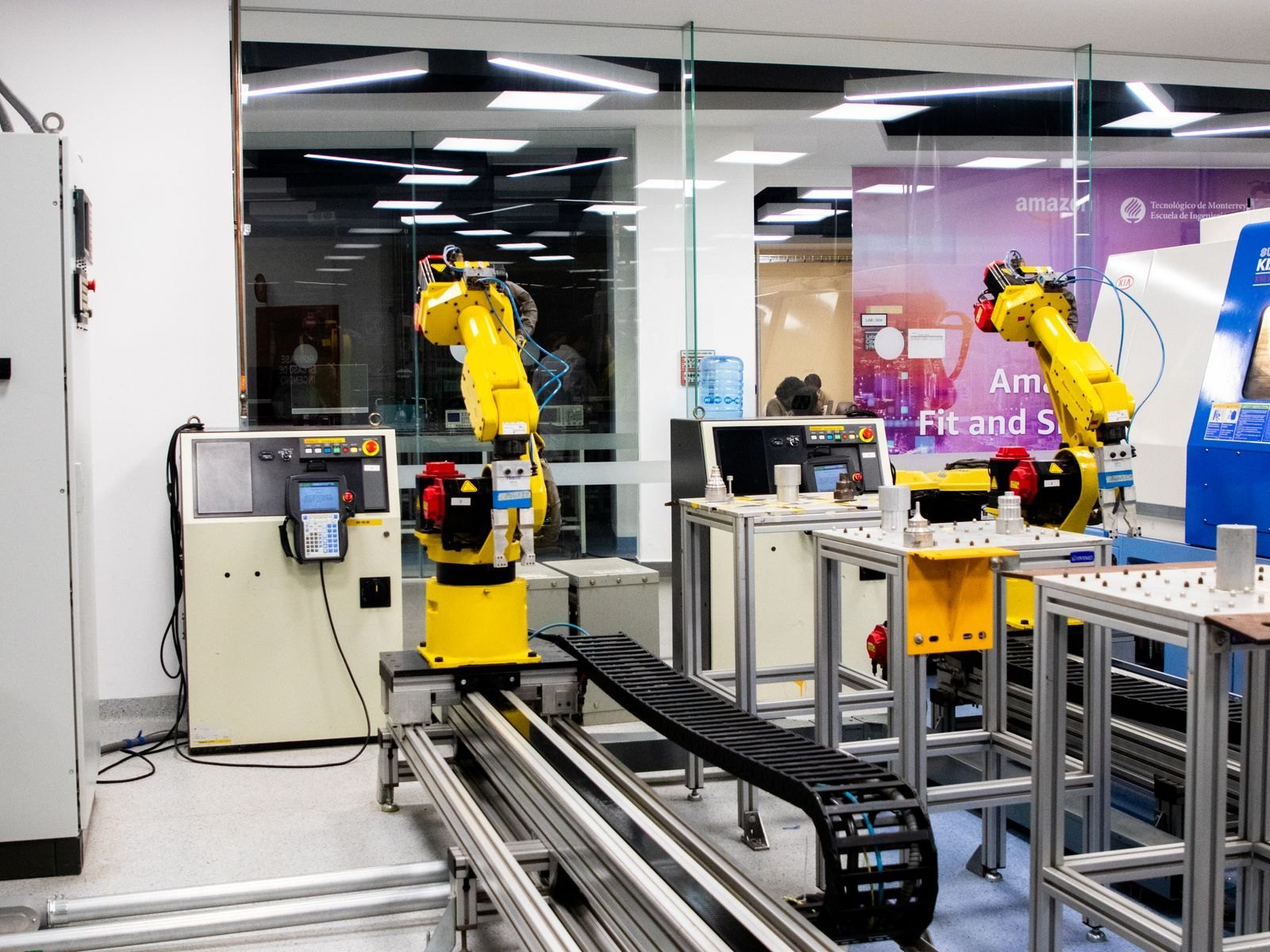 Bras robotisés dans un espace de production automatisé