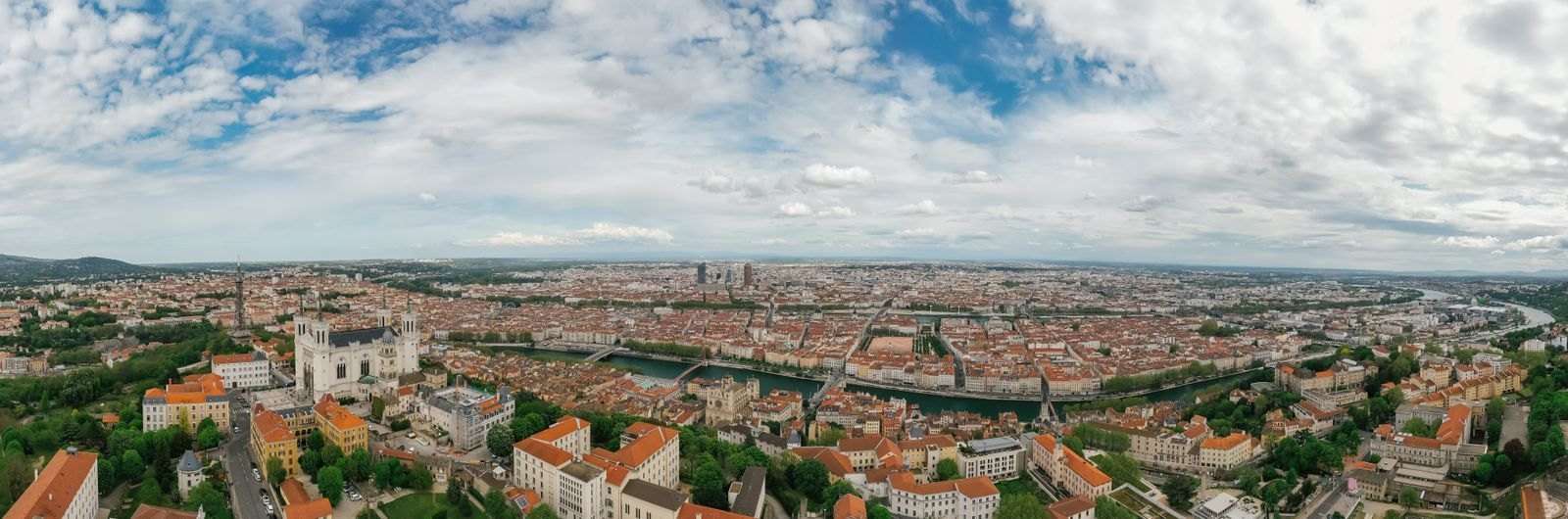 Panorama aérien de Lyon traversé par la Saône