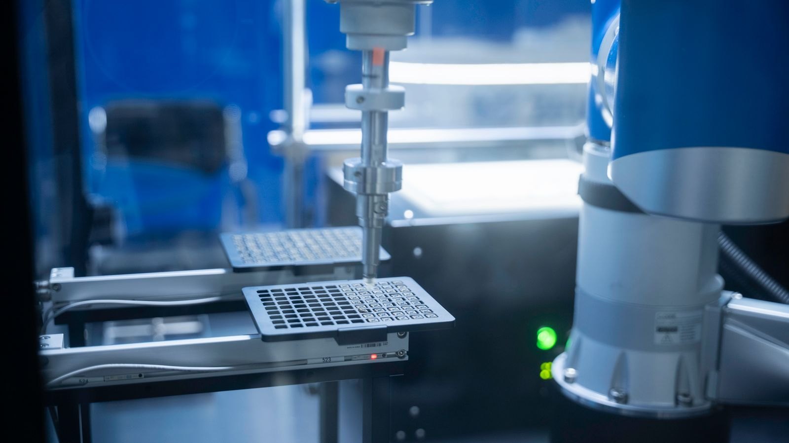 Bras robotique manipulant des composants dans un laboratoire
