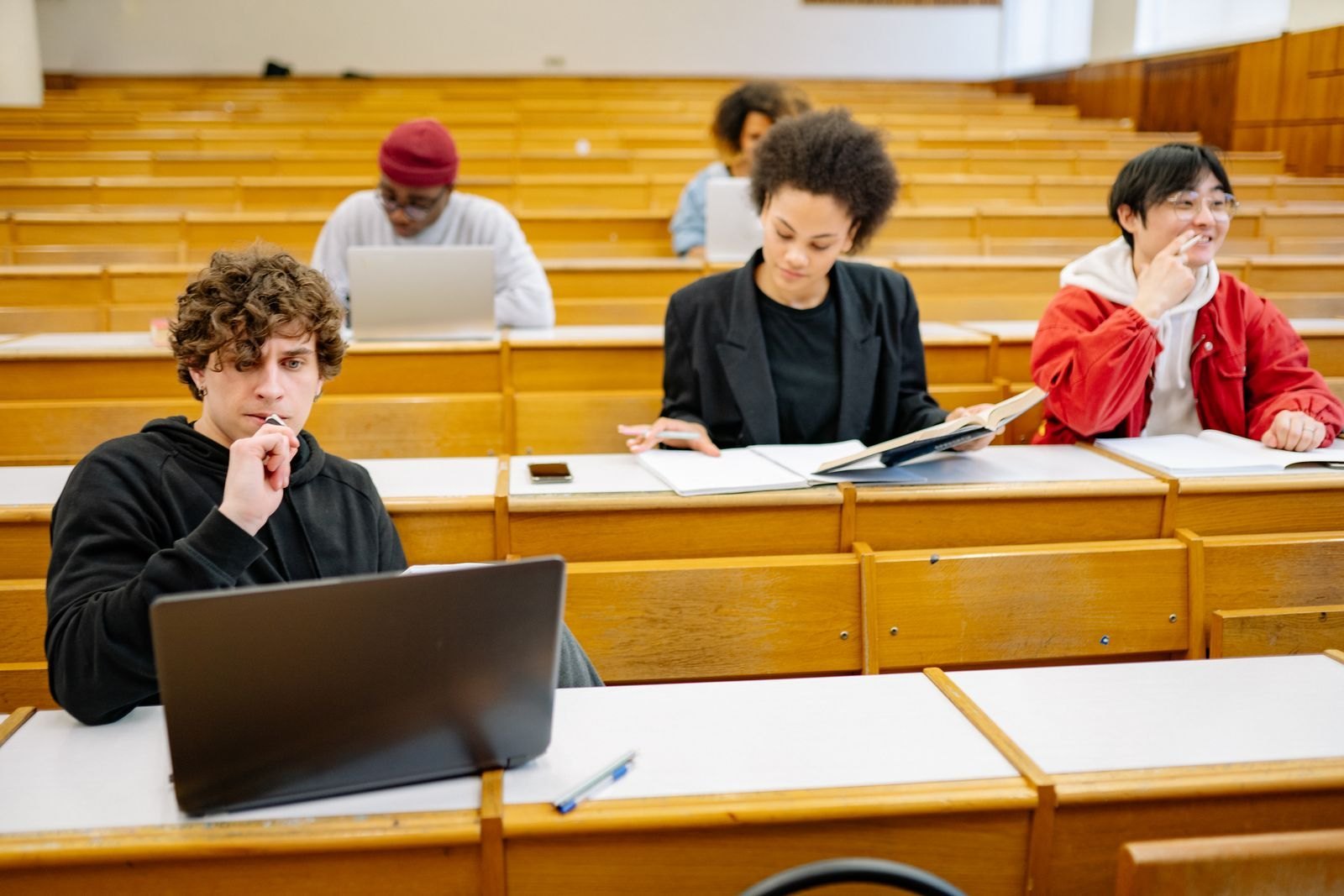Étudiants travaillant avec des ordinateurs dans un amphithéâtre